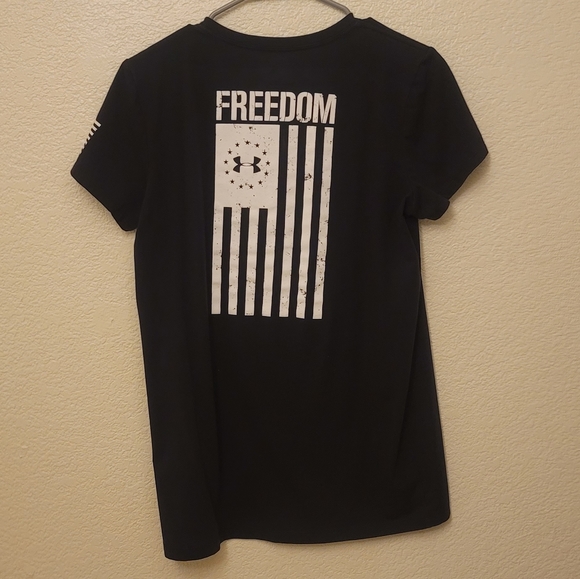 Women's Under Armour Black Freedom Flag T-Shirt Size Loose Medium - Picture 4 of 6